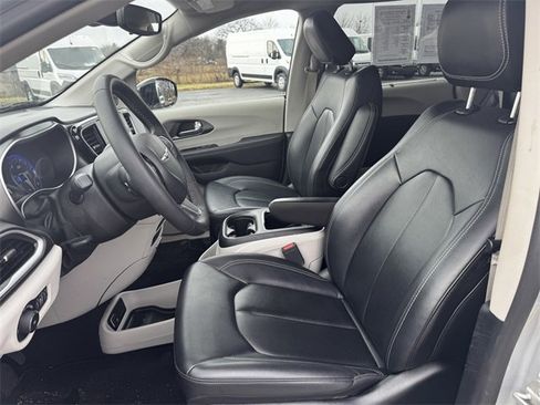 Certified 2024 Chrysler Pacifica Touring-L image 22