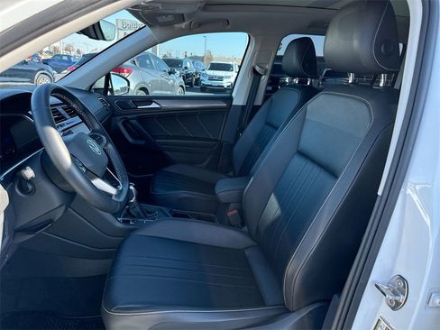 Used 2022 Volkswagen Tiguan SE w/ Panoramic Sunroof Package image 11