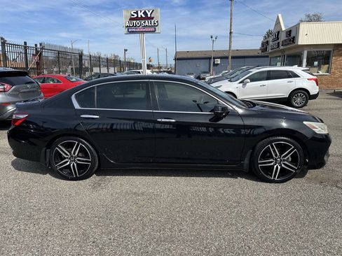 Used 2017 Honda Accord Touring image 8