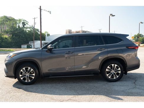 Used 2025 Toyota Highlander XLE FWD image 5