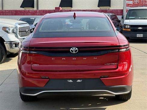 Used 2023 Toyota Crown Limited image 5