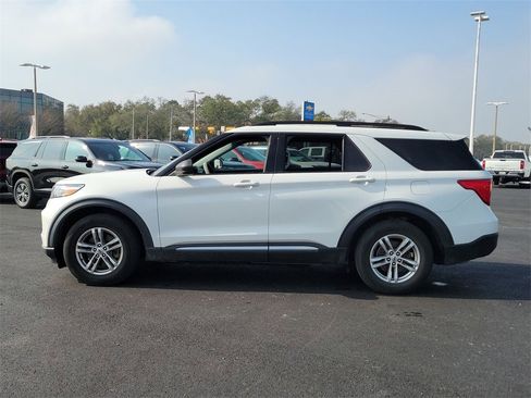 Used 2023 Ford Explorer XLT image 3