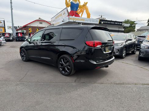 Used 2019 Chrysler Pacifica Touring-L Plus FWD image 4