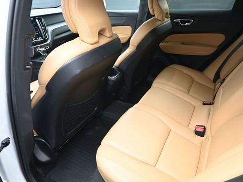 Used 2020 Volvo XC60 T5 Momentum w/ Protection Package image 17