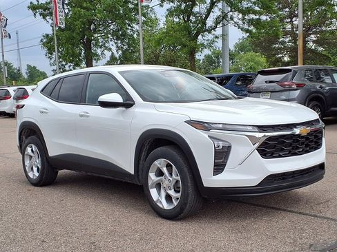 Used 2024 Chevrolet Trax LS w/ LS Convenience Package FWD image 3