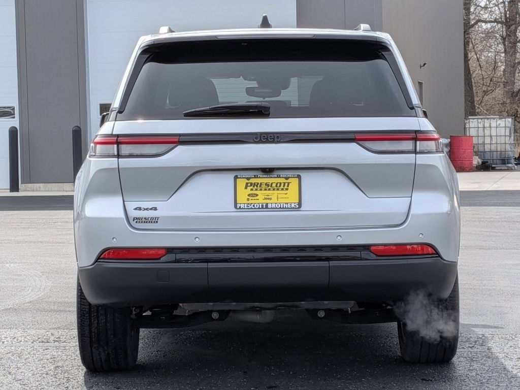 Used 2023 Jeep Grand Cherokee Altitude AWD/4WD image 6