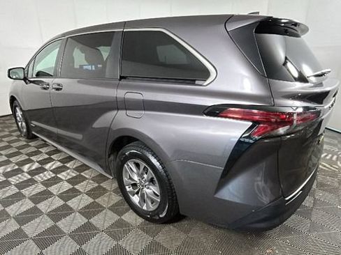 Used 2021 Toyota Sienna LE FWD image 5