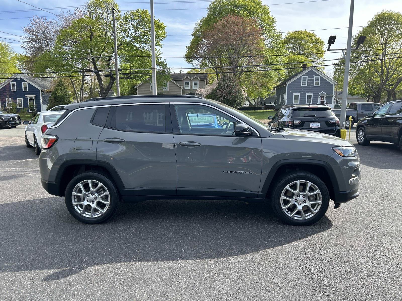 Used 2023 Jeep Compass Latitude w/ Sun and Sound Group AWD/4WD image 4