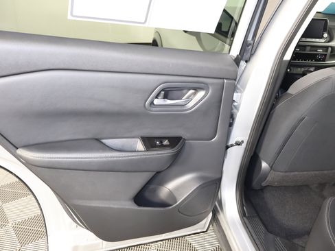 Used 2025 Nissan Rogue SV image 45