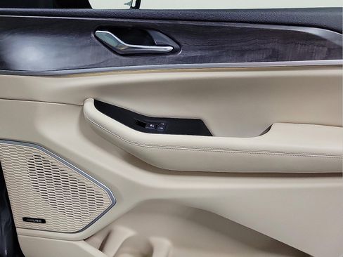 Used 2024 Jeep Grand Cherokee L Limited w/ Luxury Tech Group II image 16