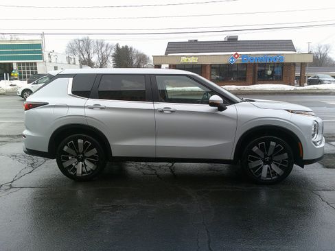 Used 2025 Mitsubishi Outlander SE image 6