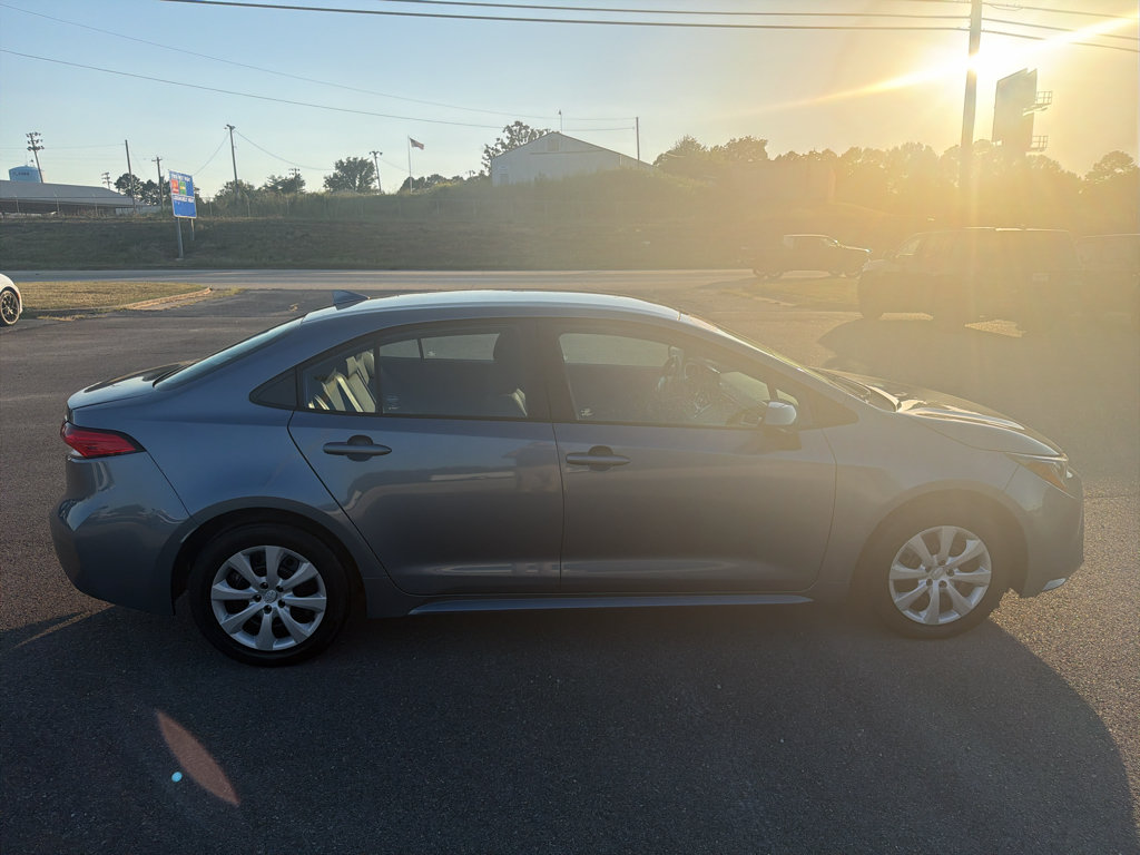 Used 2022 Toyota Corolla LE w/ Carpet Mat Package (TMS) FWD image 2