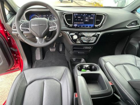 Used 2025 Chrysler Pacifica Select image 20