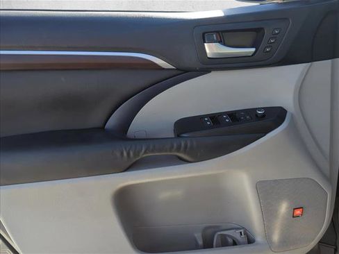 Used 2015 Toyota Highlander Limited image 10