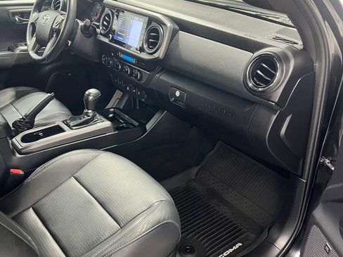 Used 2021 Toyota Tacoma TRD Off-Road w/ TRD Premium Off Road Package AWD/4WD image 17