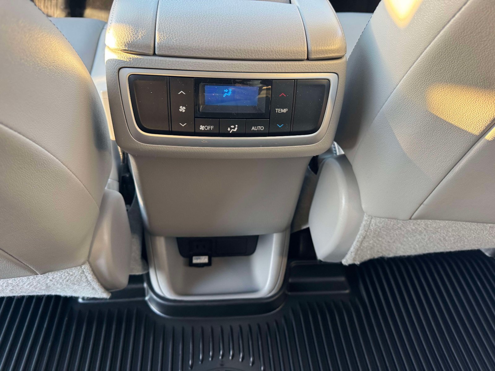 Used 2018 Toyota Highlander XLE AWD/4WD image 21