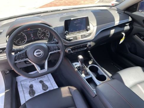 Used 2024 Nissan Altima 2.5 SR FWD image 17