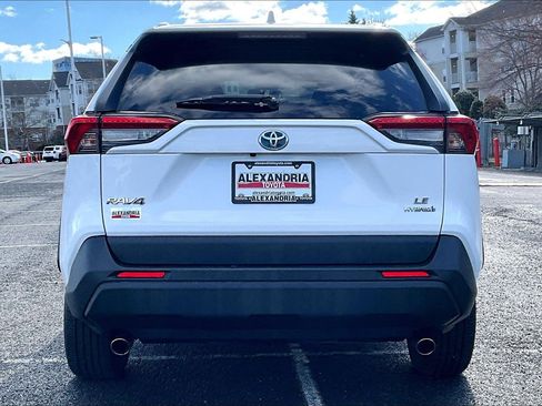 Used 2021 Toyota RAV4 LE image 4
