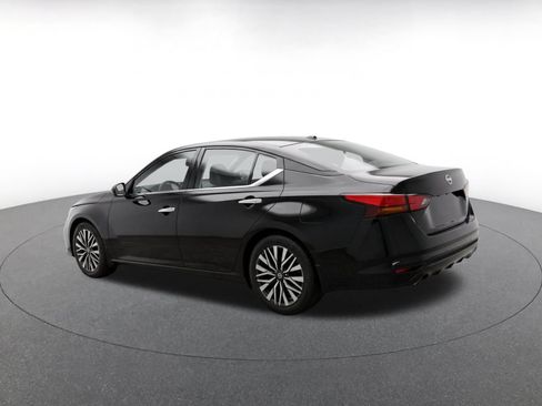 Used 2025 Nissan Altima 2.5 SV FWD image 5