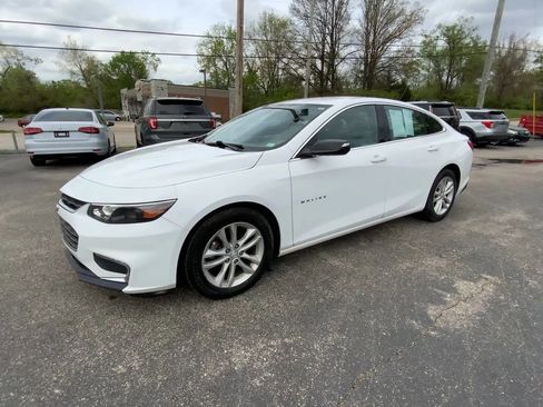 Used 2017 Chevrolet Malibu LT FWD image 4