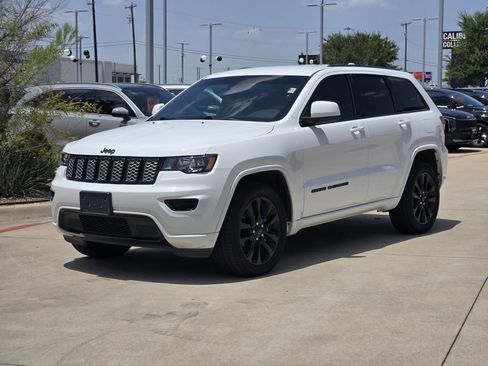 Used 2019 Jeep Grand Cherokee Altitude AWD/4WD image 2