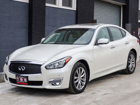 Used 2019 INFINITI Q70 Luxe image 3