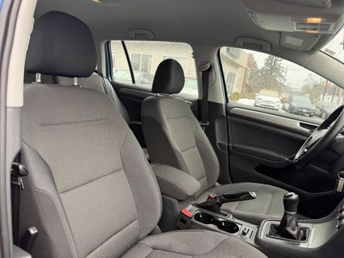 Used 2016 Volkswagen Golf S image 28