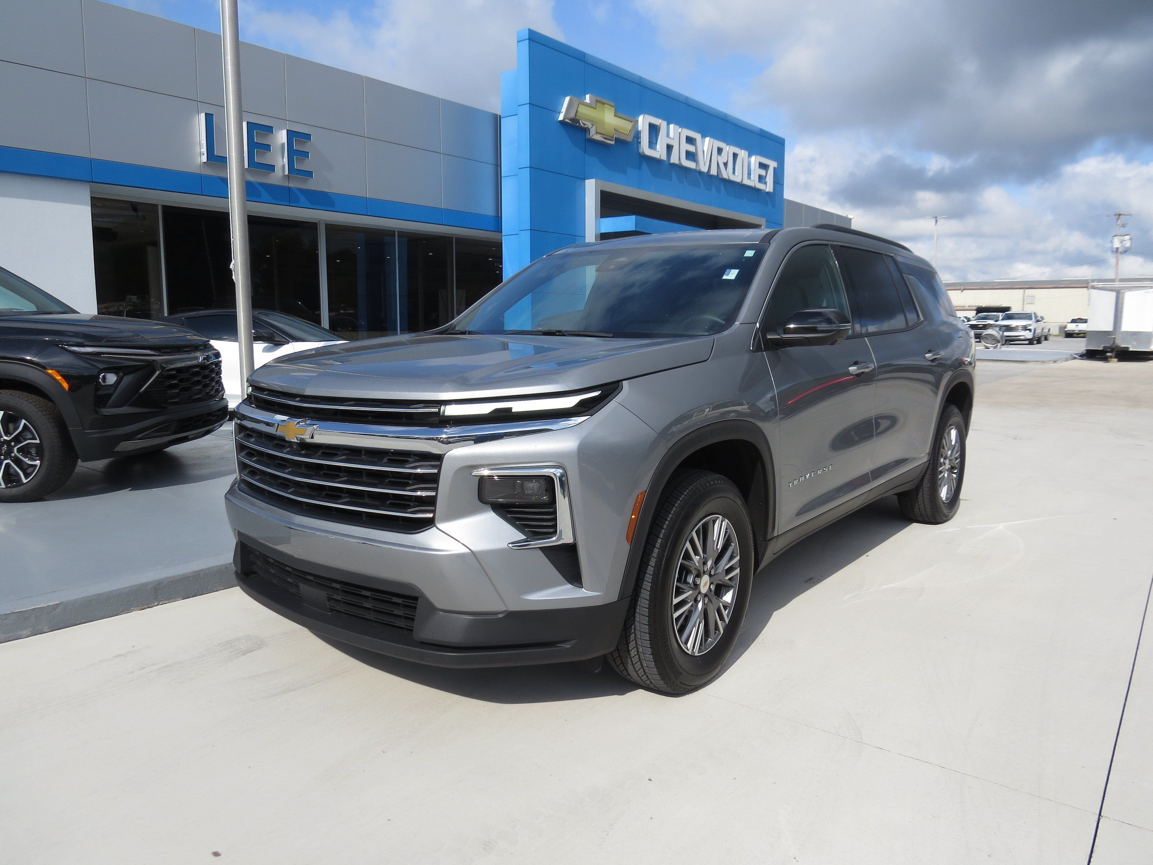 Used 2026 Chevrolet Traverse LT w/ Driver Confidence Package FWD image 1
