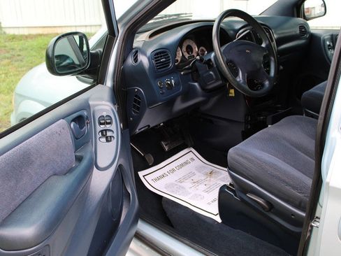 Used 2001 Chrysler Town & Country LX FWD image 13