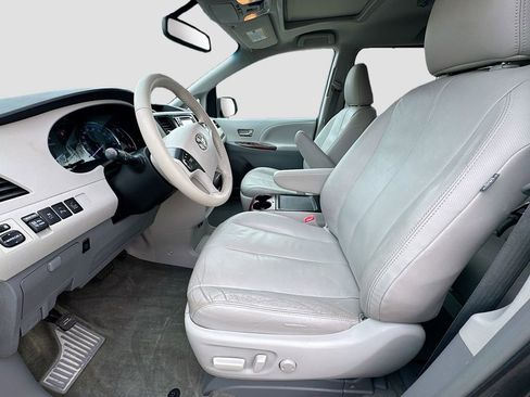 Used 2014 Toyota Sienna XLE image 25