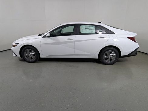 New 2025 Hyundai Elantra SE image 4