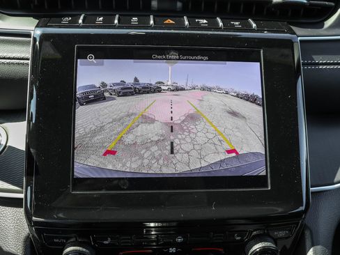 New 2025 Jeep Grand Cherokee Altitude image 18