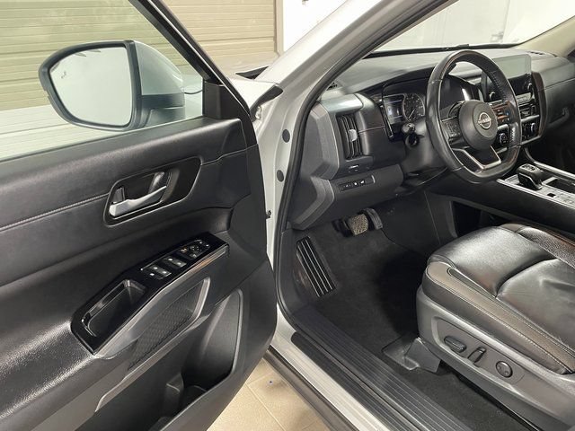 Used 2024 Nissan Pathfinder SL w/ Black Appearance Package AWD/4WD image 10