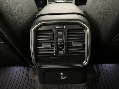 Certified 2025 Porsche Macan image 25