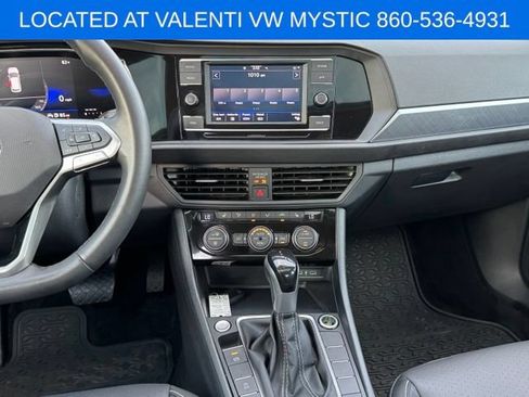 Certified 2024 Volkswagen Jetta SE w/ Panoramic Sunroof Package FWD image 17