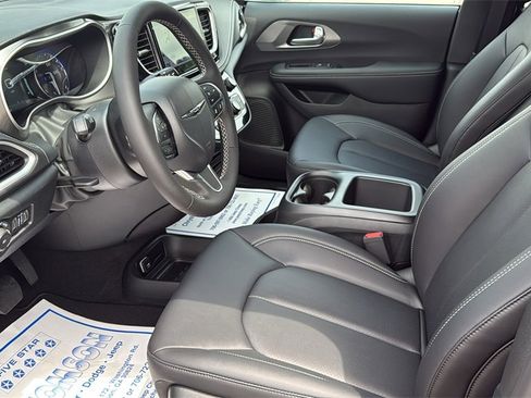 New 2025 Chrysler Pacifica Select image 26