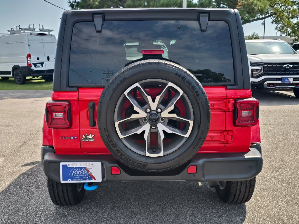 Used 2024 Jeep Wrangler Unlimited w/ Convenience Group AWD/4WD image 4