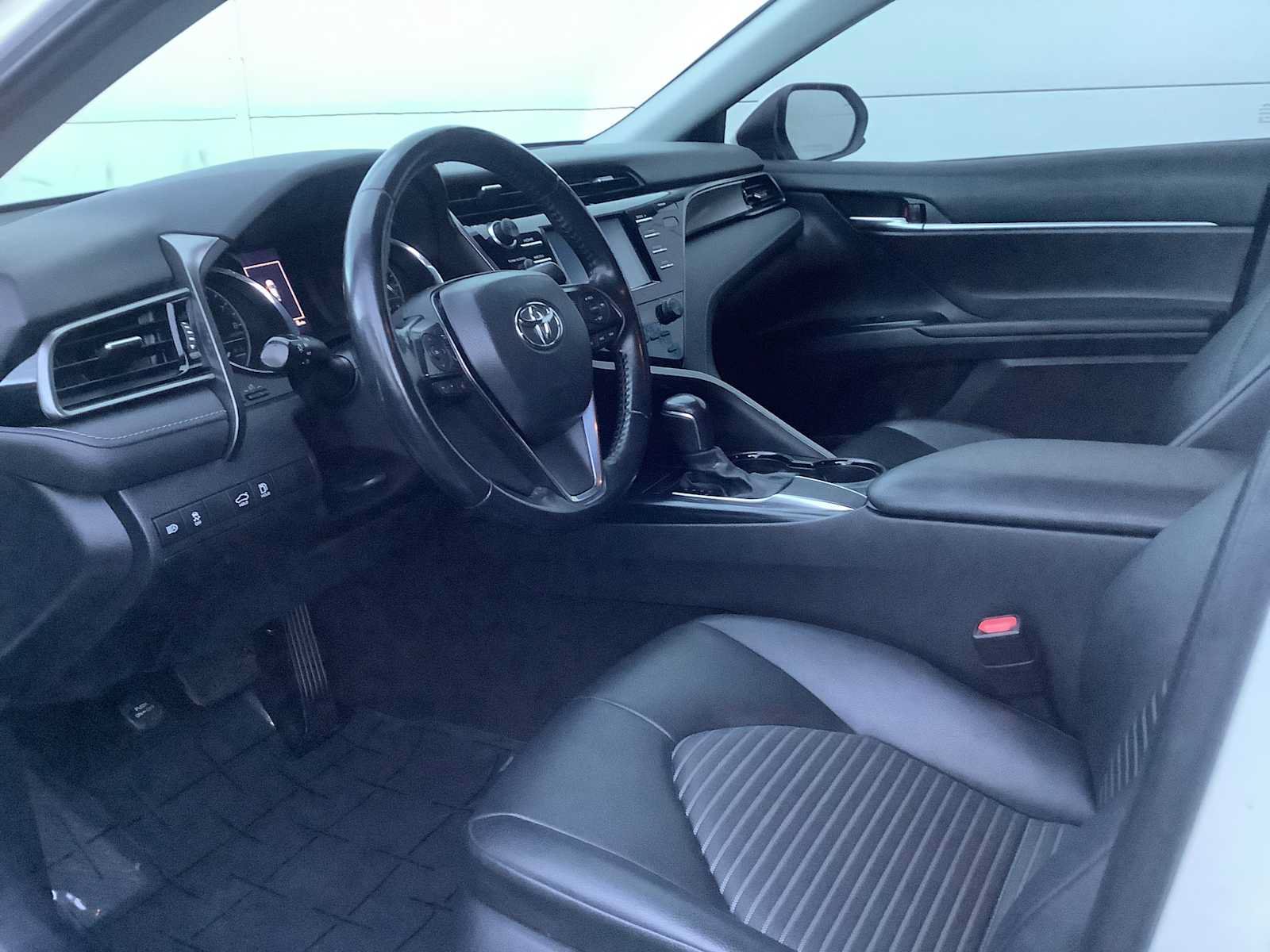 Used 2020 Toyota Camry SE w/ Carpet Mat Package FWD image 3