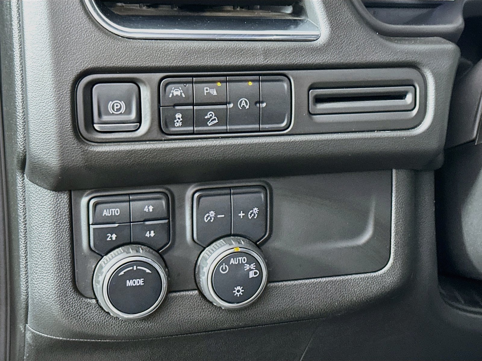 Used 2024 Chevrolet Tahoe Premier AWD/4WD image 11