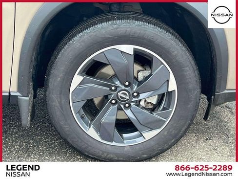 Used 2024 Nissan Rogue SV image 9