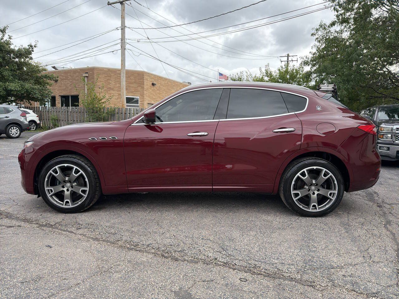 Used 2017 Maserati Levante w/ Luxury Package AWD/4WD image 3