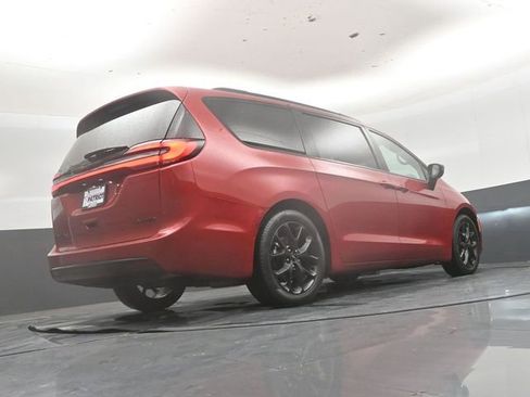 Used 2025 Chrysler Pacifica Limited FWD image 41