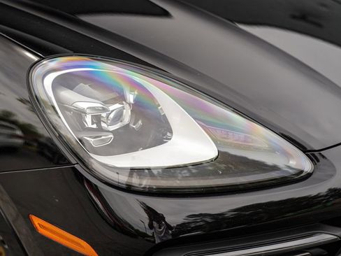 Used 2022 Porsche Cayenne Platinum Edition image 7