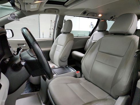 Used 2018 Toyota Sienna XLE image 14