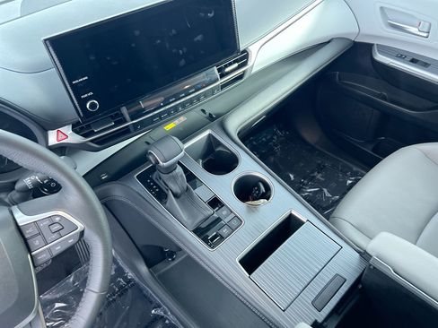 Used 2026 Toyota Sienna XLE FWD image 23