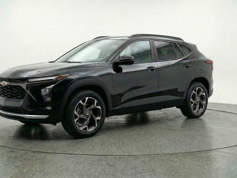 Used 2025 Chevrolet Trax LT w/ LT Convenience Package FWD image 3