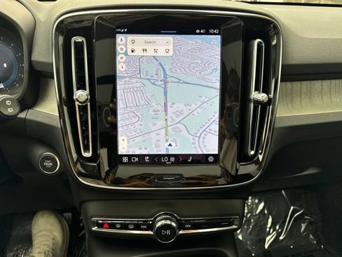 Certified 2025 Volvo XC40 B5 Core AWD/4WD image 24