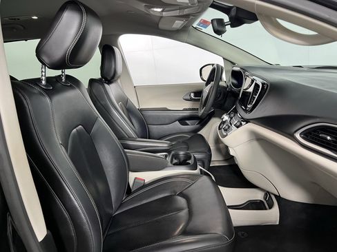 Certified 2024 Chrysler Pacifica Touring-L image 33