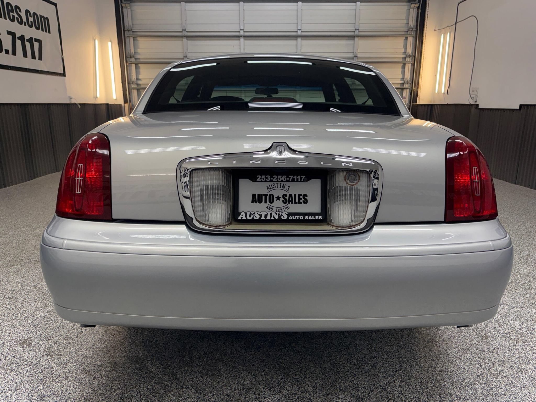Used 2000 Lincoln Town Car Signature RWD image 4