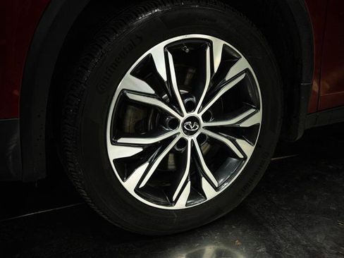 Used 2018 INFINITI QX30 Premium w/ Cargo Package AWD/4WD image 3